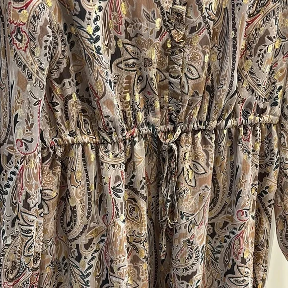 Elegant Paisley Dress in Gold and Brown - Picture 2 of 8